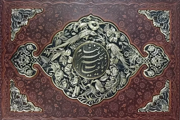 کتاب رباعیات خیام گلاسه جعبه لپتاپی چرم طرح مس اثر خیام نشر آراز بیکران